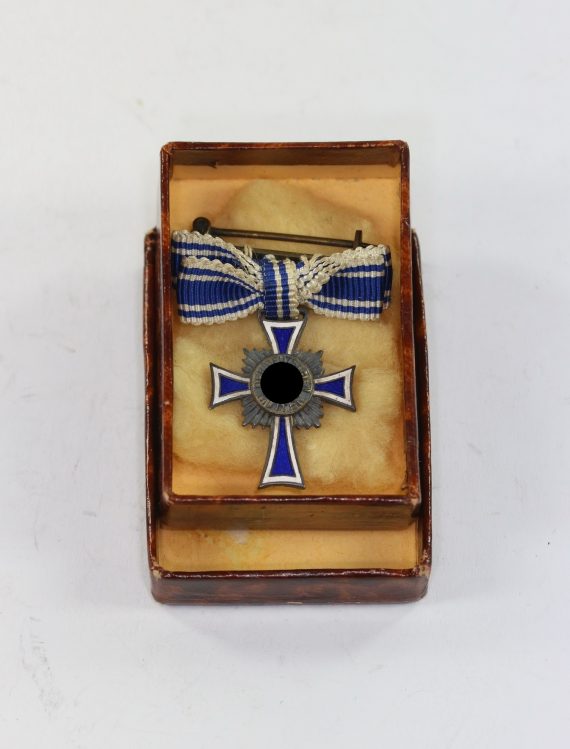 miniatur_mutterkreuz_in_silber_an_schleife_in_verkaufsschachtel_1__1