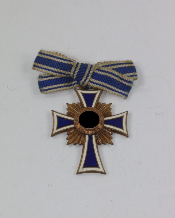 mutterkreuz_in_bronze_an_schleife_1__1