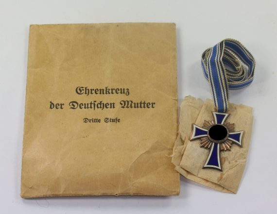 mutterkreuz_in_bronze_in_verleihungst_te_g