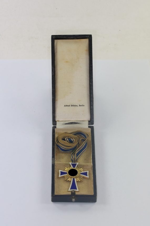 mutterkreuz_in_gold_im_etui_alfred_st_bbe_berlin_1__1