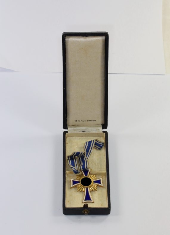 mutterkreuz_in_gold_im_etui_b