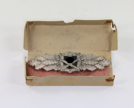 nahkampfspange_in_silber_hersteller_gwl_in_verleihungsschachtel_nahkampfspange_versilbert_1__1