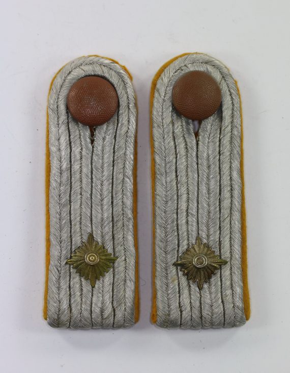 paar_schulterklappen_oberleutnant_fliegendes_personal_1_