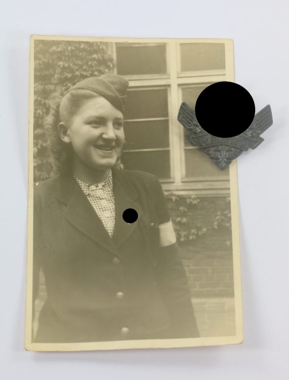 reichsarbeitsdienst_der_weiblichen_jugend_radwj_kriegshilfsabzeichen_tr_gerfoto_1__1