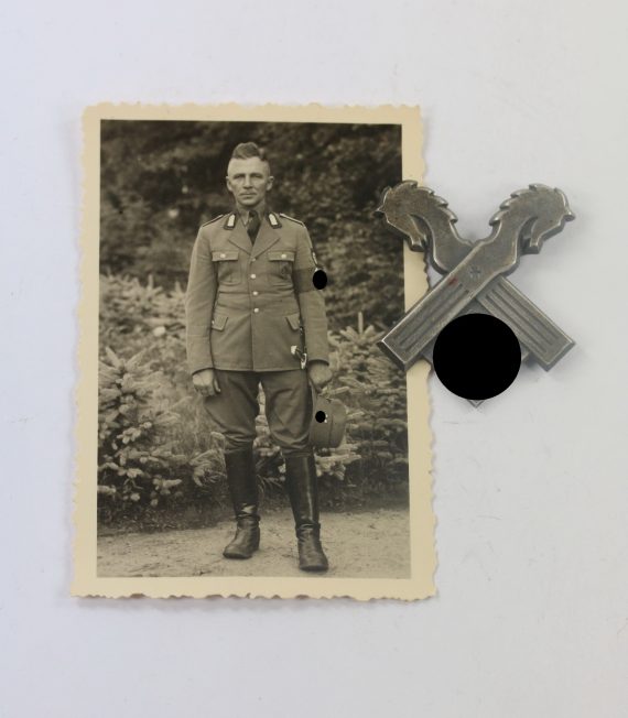 reichsarbeitsdienst_rad_traditions_m_tzenabzeichen_arbeitsgau_xviii_niedersachsenost_mit_r_gerfoto_1__4nd