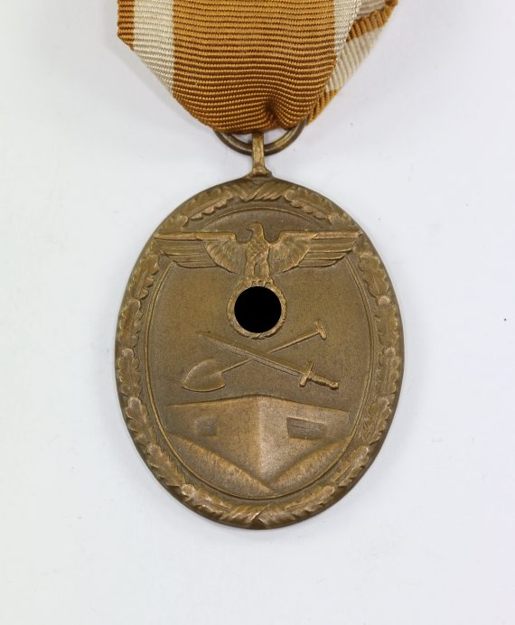 schutzwall_erhrenzeichen_1__1