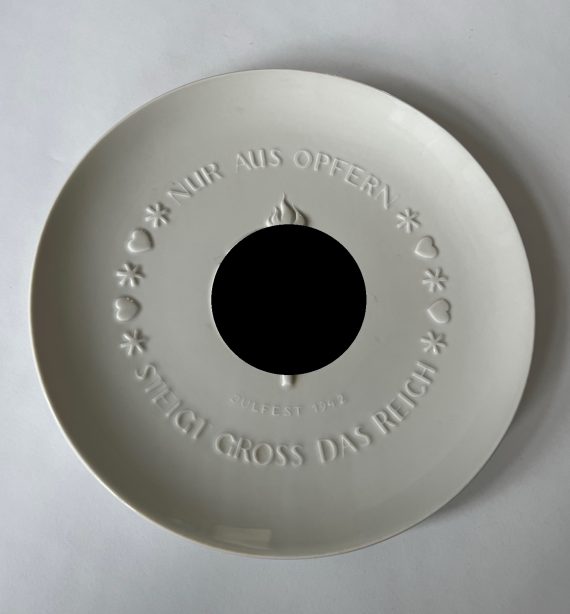 ssporzellanmanufaktur_allach_teller_julfest_1942_nur_aus_opfern_steigt_gross_das_reich_1__1