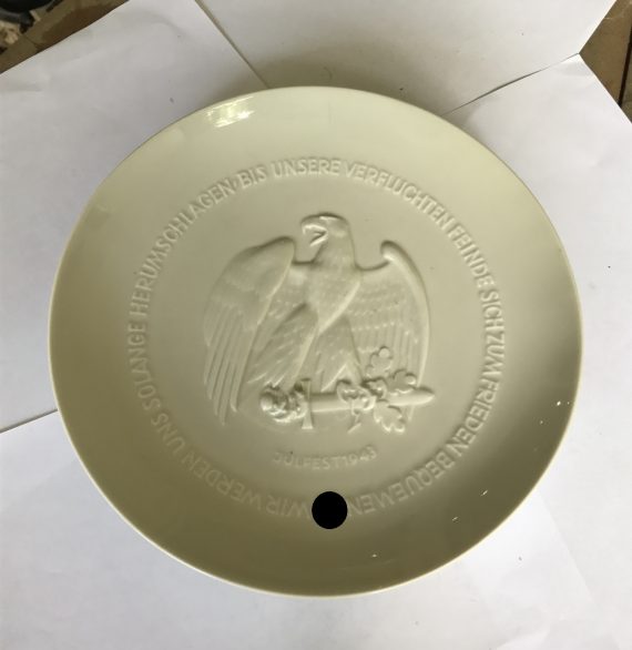 ssporzellanmanufaktur_allach_teller_julfest_1943_wir_werden_uns_solange_herumschlagen_bis_unsere_verfluchten_feinde_sich_zum_frieden_bequemen_1__1