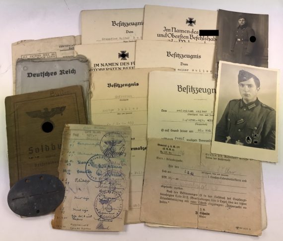 urkunden_gruppe_grenadier_mit_soldbuch_1__1