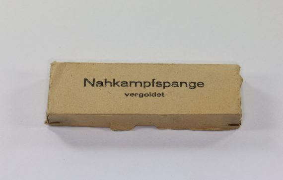 verleihungsschachtel__nahkampfspange_vergoldet_1_