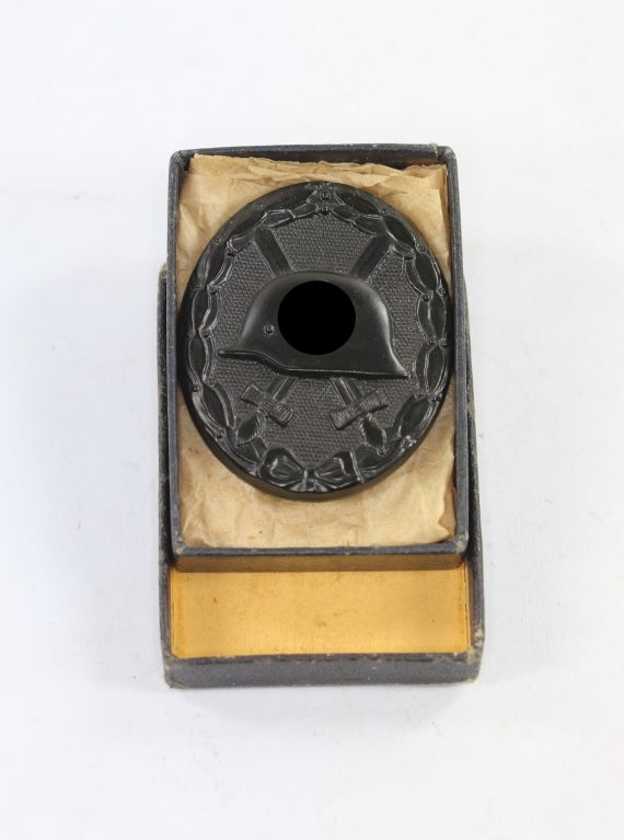 verwundetenabzeichen_in_schwarz_in_ldo_verkaufsschachtel_1__1