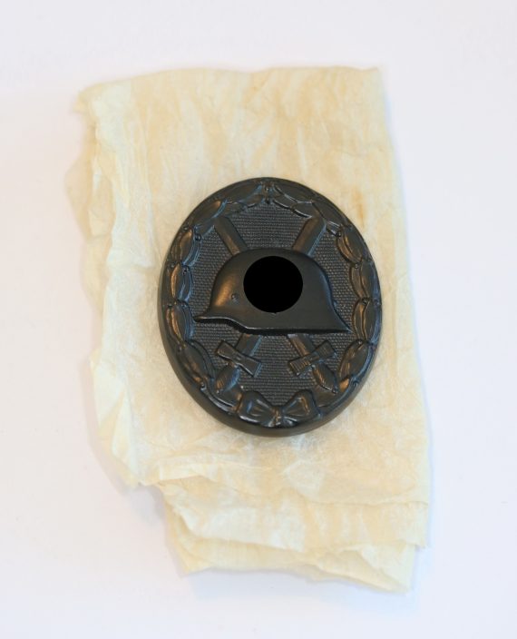 verwundetenabzeichen_in_schwarz_wickelpapier_1__1