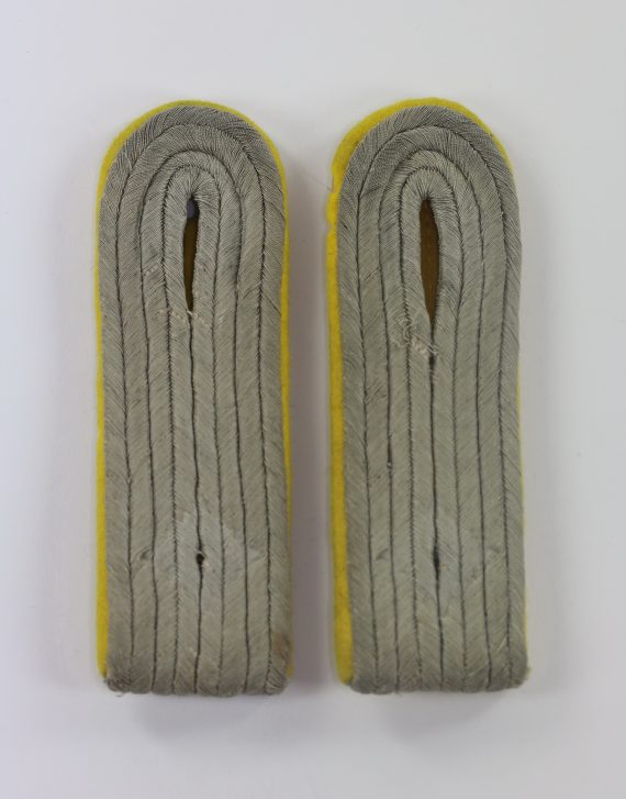 wehrmacht_heer_paar_schulterklappen_leutnant_der_nachrichtentruppe_waffenfarbe_zitronengelb_1_